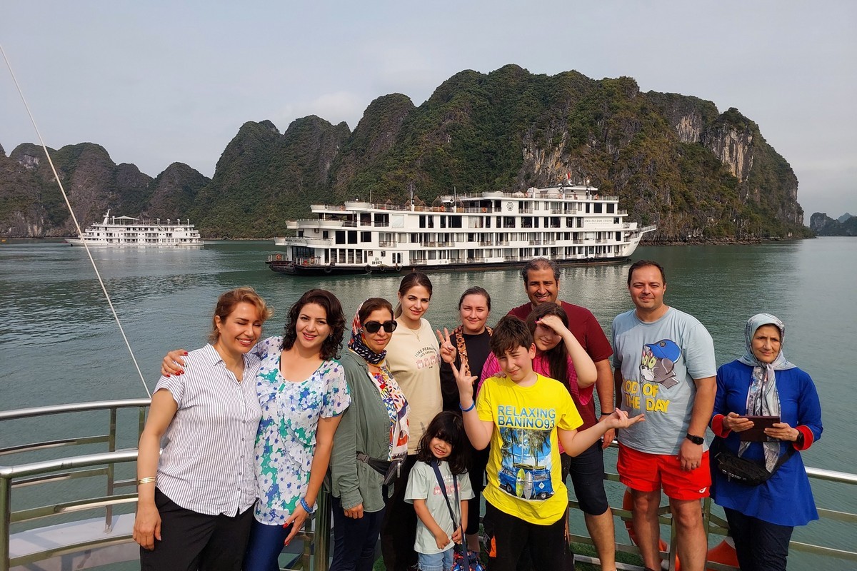 Hanoi to Ha Long ( - / L / D ) Photo 1