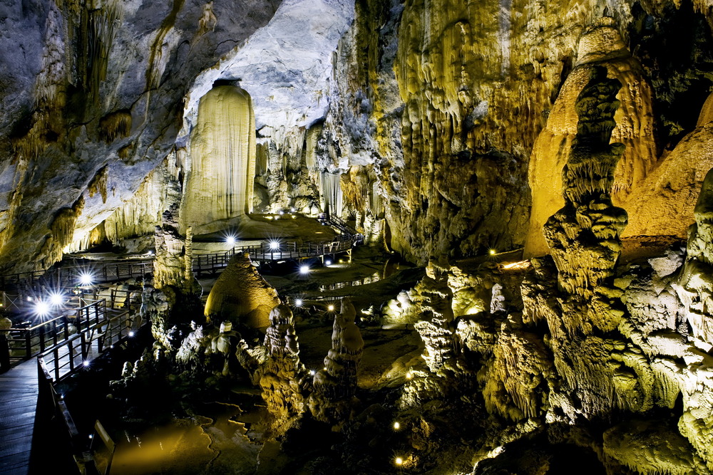 Visiting Paradise Cave (Thien Duong Cave)