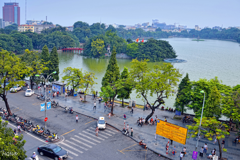 Walking around Hoan Kiem Lake