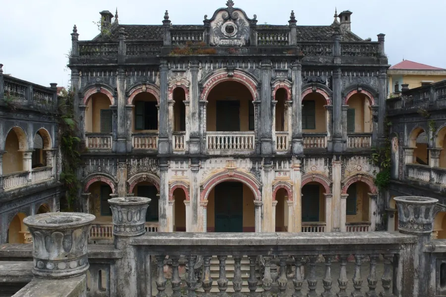 Visit the H’Mong King Palace – Dinh Vua Mèo