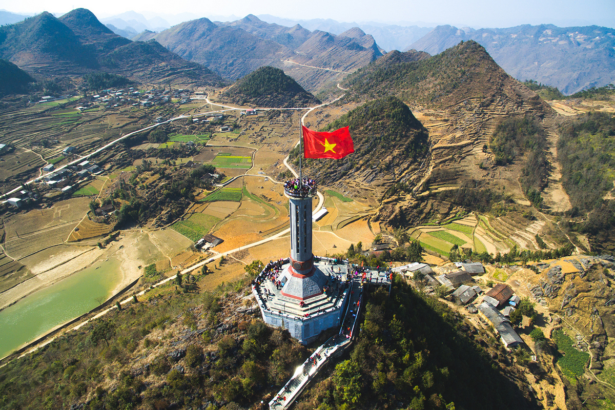 Visit the Lung Cu Flag Tower