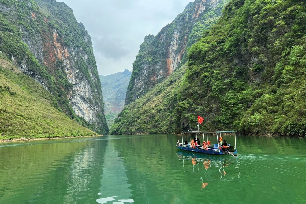 Kayaking & Boat Trips on the Nho Que River